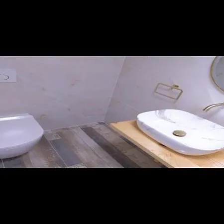 Stella - Three Bedroom With Balcony פולה