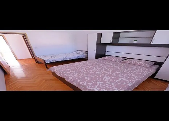 Stella - Three Bedroom With Balcony * Pula