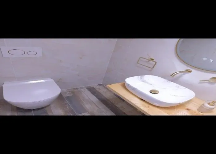Stella - Three Bedroom With Balcony بولا