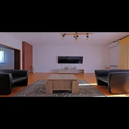 Stella - Three Bedroom With Balcony *