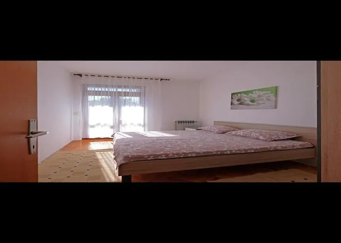 Stella - Three Bedroom With Balcony * Póla