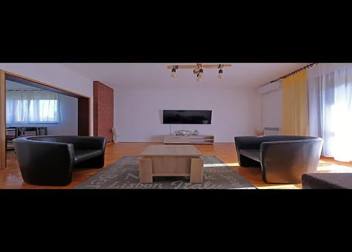 Stella - Three Bedroom With Balcony *