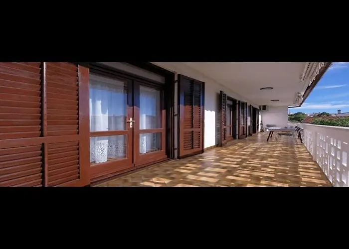 Stella - Three Bedroom With Balcony