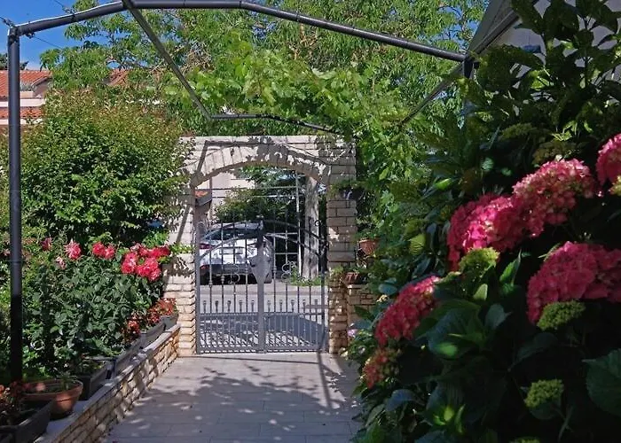 Stella - Three Bedroom With Balcony * Póla