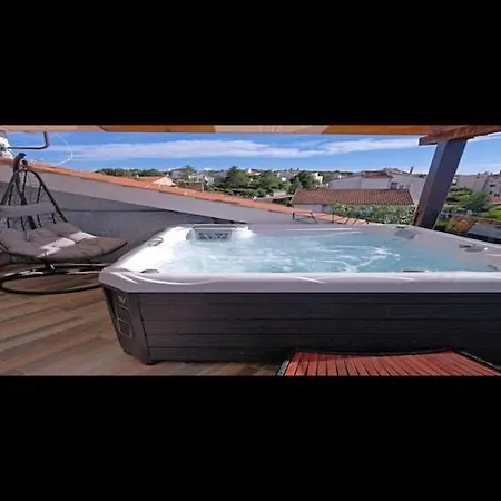 Stella - Three Bedroom With Balcony Apartment