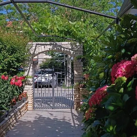 Stella - Three Bedroom With Balcony * Pula